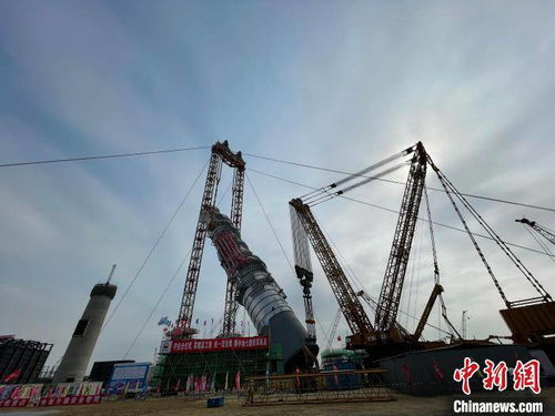 四千多噸塔器在廣東就位 刷新亞洲最重塔器吊裝紀錄