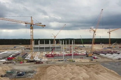 一眼望不到頭的空地,準(zhǔn)備建起特斯拉工廠(chǎng),各種工程機(jī)械都在忙碌