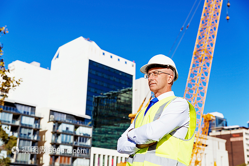建筑工地的工程師建設者建筑工程師施工場景穿著安全背心