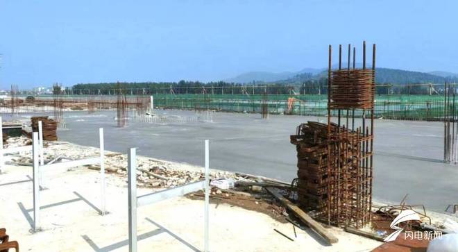 嚴把施工保障民生工程建設 蘭陵縣公益農(nóng)產(chǎn)品批發(fā)市場二期順利封頂