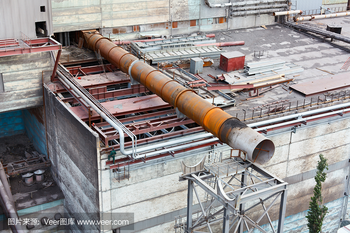 一個工業工廠正在建設的大型天然氣管道